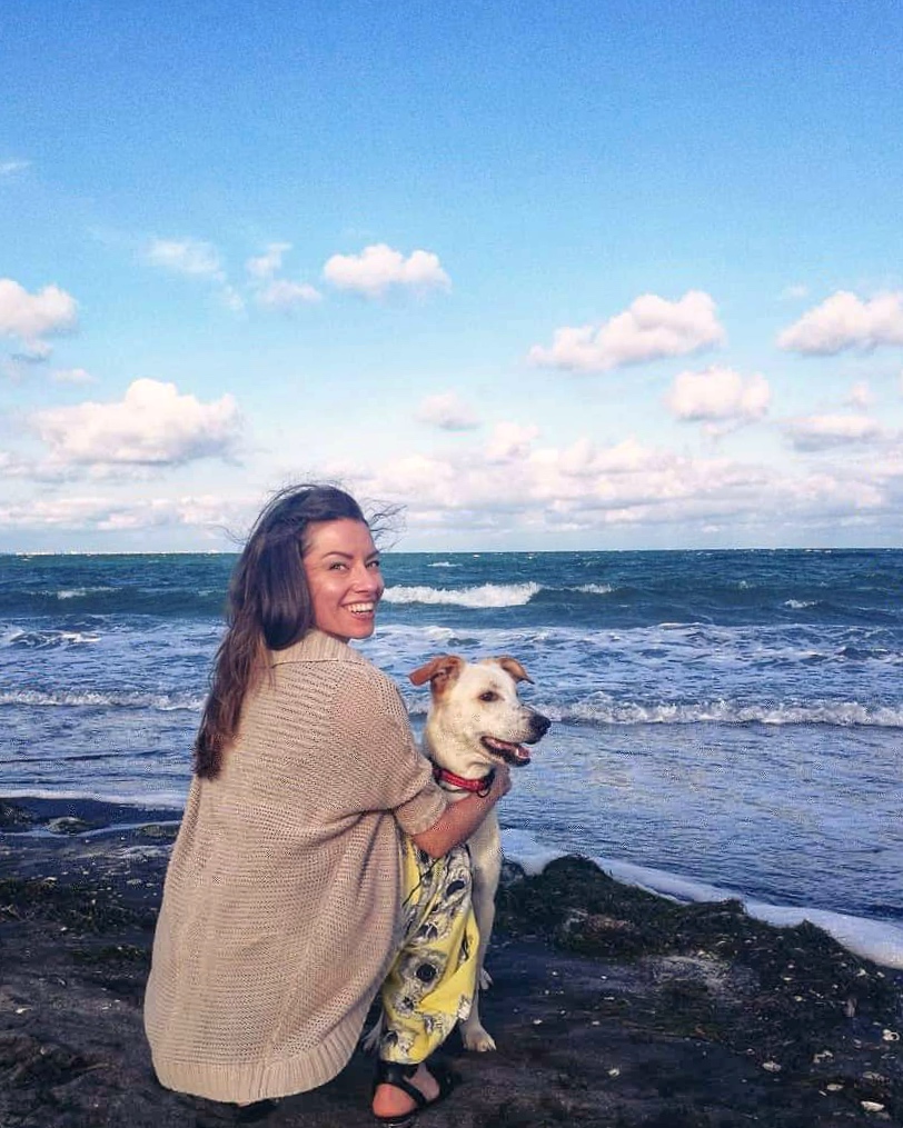 Elina with her dog Alexis at the beach